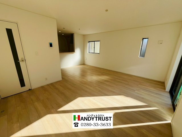 【Cradle Garden】　小山市間々田　第10　全1邸の居間・リビング|〇リビング〇
広々18帖のリビングです。窓から明るい日差しが差し込みます♪
2025年11月撮影