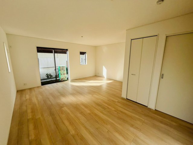 【Cradle Garden】　小山市間々田　第10　全1邸の居間・リビング|〇リビング〇
広々LDKは大きな家具を置いてもゆとりを持てます（＾＾）季節ごとにレイアウトを変えて楽しむのも良いですね♪
2025年11月撮影