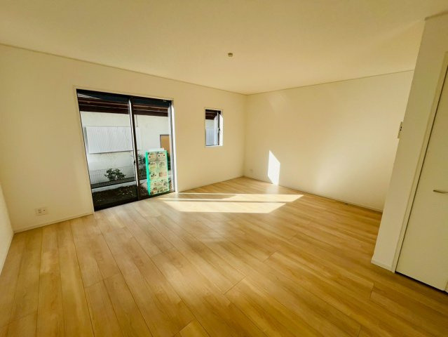 【Cradle Garden】　小山市間々田　第10　全1邸の居間・リビング|〇リビング〇
落ち着きのある木目調目のリビング。18.8帖と広い空間でゆったりとした時間を過ごすことができます♪
2025年11月撮影