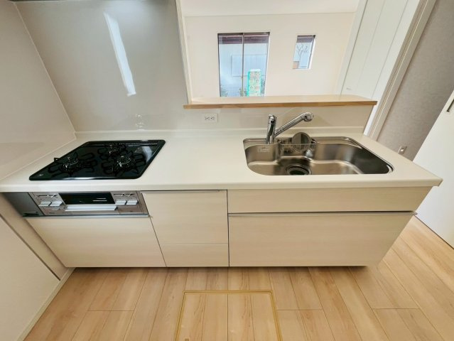 【Cradle Garden】　小山市間々田　第10　全1邸のキッチン|〇キッチン〇
対面仕様で、料理をしながら家族と会話ができるだけでなく、明るいリビングとつながる、ゆとりと快適性を兼ね備えたキッチンです。
2025年11月撮影