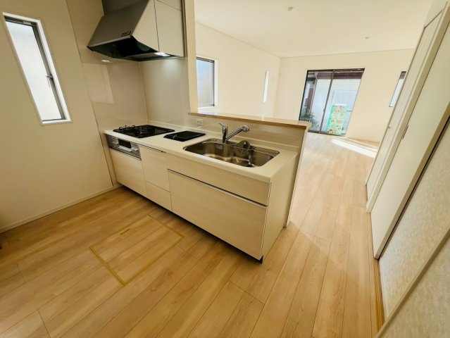 【Cradle Garden】　小山市間々田　第10　全1邸のキッチン|〇キッチン〇
開放感のある対面式キッチン。お料理しながら家族の顔が見られる安心感。キッチンとダイニングが近く食事の用意や片づけが楽々♪
2025年11月撮影