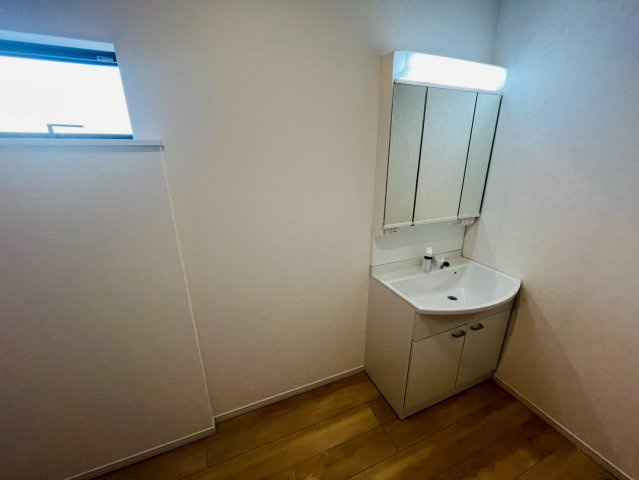 【Cradle Garden】　小山市間々田　第10　全1邸の独立洗面台|〇洗面化粧台〇
三面鏡の大きな洗面台は、収納スペースも充実♪鏡の裏も収納スペースになっております。
2025年11月撮影
