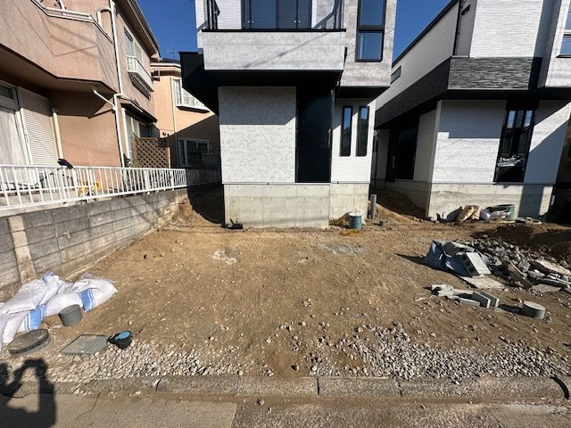 茅ヶ崎市松風台　新築戸建　全２棟の駐車場|1月24日撮影　外構工事中　駐車スペース