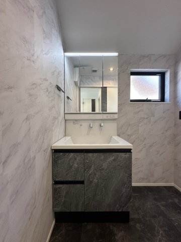 茅ヶ崎市松風台　新築戸建　全２棟の前面道路含む現地写真|11月7日撮影　建築中　現地外観