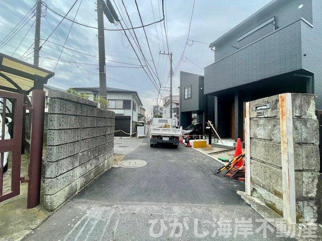 茅ヶ崎市赤松町　新築戸建　全３棟の前面道路含む現地写真|10月3日撮影　外構工事中　現地外観