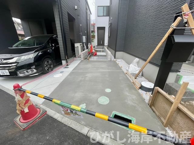 茅ヶ崎市赤松町　新築戸建　全３棟の駐車場|10月3日撮影　外構工事中　駐車スペース