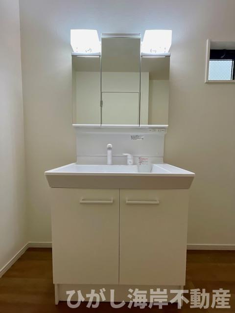 平塚市豊田宮下　新築戸建　全6棟の独立洗面台|三面鏡化粧台