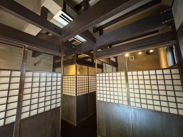 -三丁目不動産-　深谷市石塚　元飲食店の洋室|落ち着いた色調の洋室です