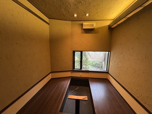 -三丁目不動産-　深谷市石塚　元飲食店の洋室|使い勝手のいい洋室です