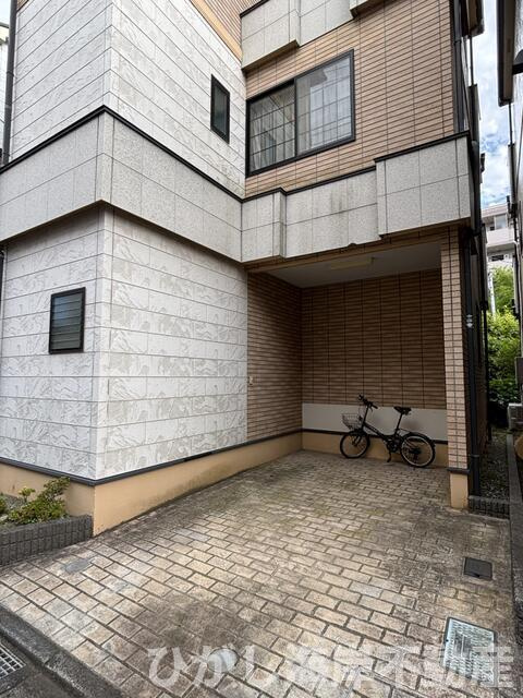 藤沢市片瀬１丁目　　中古戸建の駐車場|ビルトインガレージ 