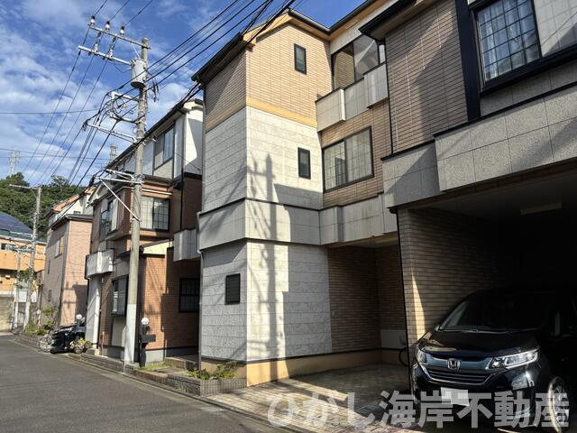 藤沢市片瀬１丁目　　中古戸建の前面道路含む現地写真|現地外観