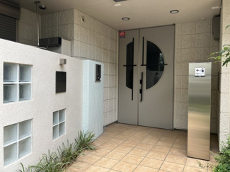 【エントランス】 | オートロック完備でセキュリティ面も安心！