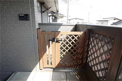 【バルコニー】 | ヴァンクール Ｂ | 各戸・門扉付きです