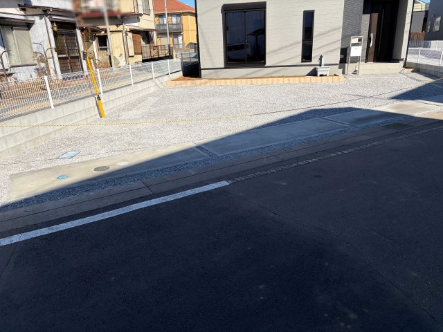 古河市上辺見第10　新築戸建て　1号棟の駐車場|カースペースは3台完備。ゲスト用のスペースも確保できますね♪