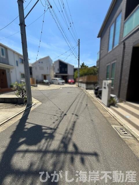 茅ヶ崎市赤羽根　中古戸建の前面道路含む現地写真|現地外観