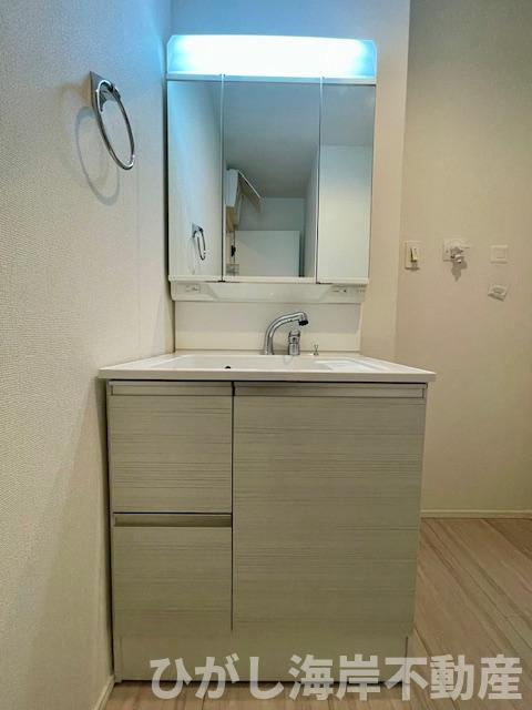 茅ヶ崎市代官町　新築戸建の独立洗面台|三面鏡化粧台