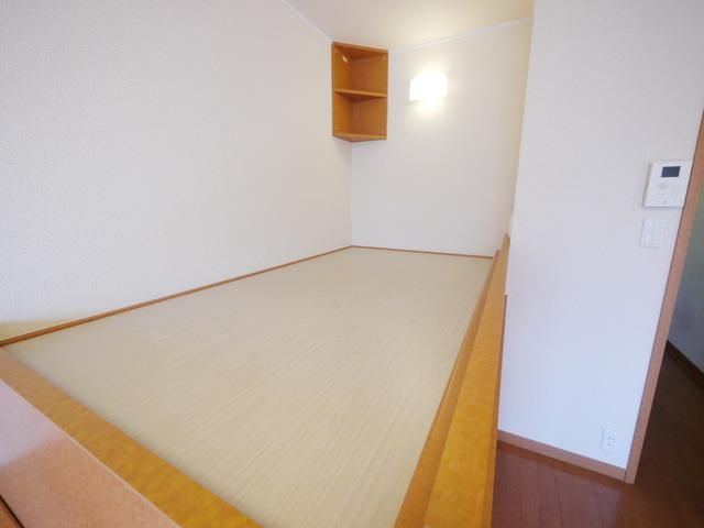 レオパレス武蔵野第３の内装|明るい色調の室内です