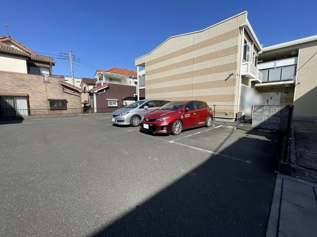 レオパレス武蔵野第３の駐車場|駐車場があるので、車を買う予定の方も安心です