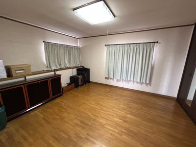 【居間・リビング】 | カーポート付きの広々駐車場！那須塩原市三島8DK