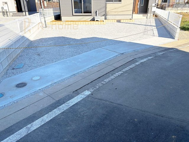 古河市上辺見第10　新築戸建て　3号棟の駐車場|カースペースは3台完備。ゲスト用のスペースも確保できますね♪