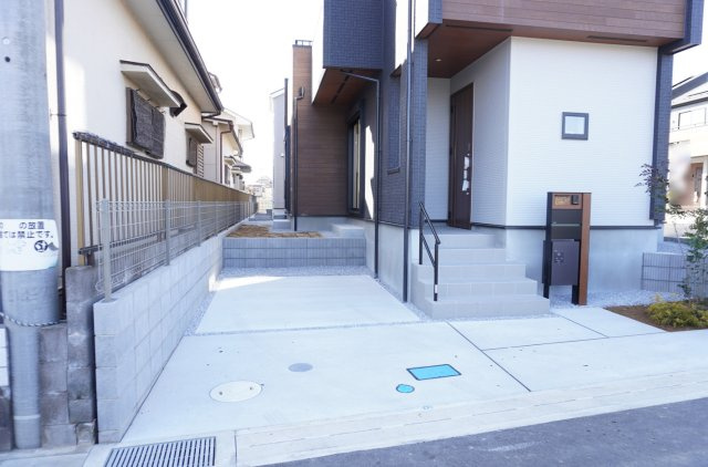草加市新里町 新築分譲住宅 全5棟 4号棟の駐車場