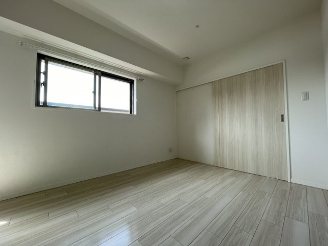 アルファステイツ千舟町通りの洋室|6帖の北西洋室です。シューズインクロークとつながっています。