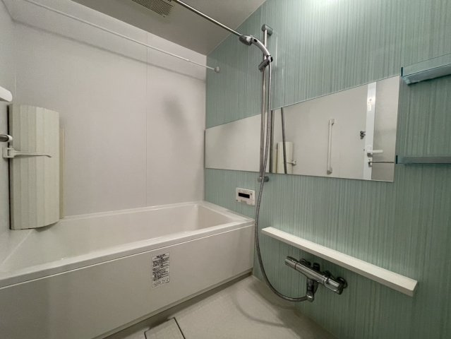 アルファステイツ千舟町通りの浴室|お風呂場の鏡新品へ交換しています。（2025年12月）
広々とした浴室・浴槽です。