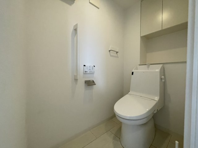 アルファステイツ千舟町通りのトイレ|温水洗浄機能付きのトイレです。上部に収納があります。