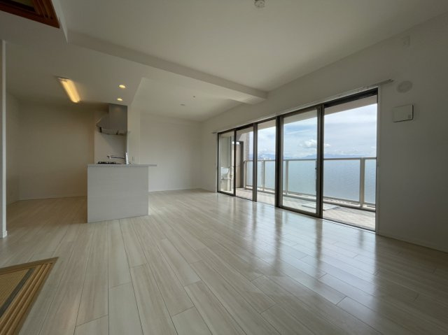 アルファステイツ千舟町通りの居間・リビング|16.9帖の広々LDKです。