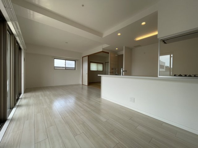 アルファステイツ千舟町通りの居間・リビング|16.9帖の広々LDKです。