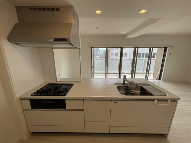 アルファステイツ千舟町通りのキッチン|白を基調としたキッチンで清潔感があります。