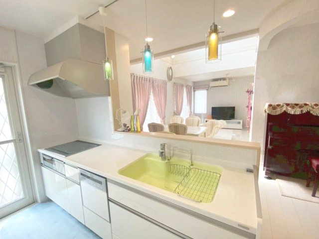 糟屋郡篠栗町中央５丁目 中古戸建のキッチン|対面式キッチンなので、家族との会話を楽しみながら家事ができます！