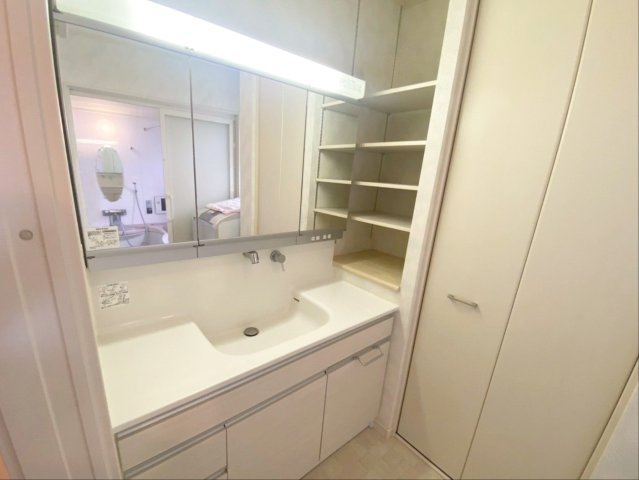 糟屋郡篠栗町中央５丁目 中古戸建の独立洗面台|広々とした三面鏡の洗面化粧台！収納スペース豊富で使い勝手が良いです！