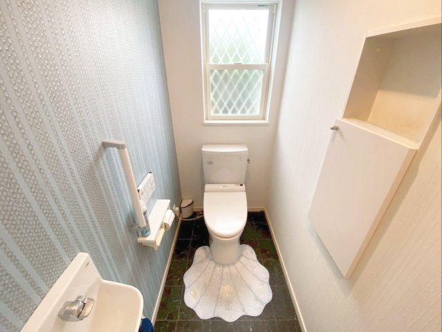 糟屋郡篠栗町中央５丁目 中古戸建のトイレ|ウォシュレットや手洗い場、窓や手すり、収納付きの快適トイレ！トイレは各階にあります！