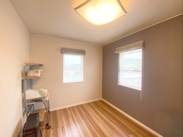 糟屋郡篠栗町中央５丁目 中古戸建の洋室|シンプルで使い勝手の良い約6帖の洋室です！全居室収納付き！