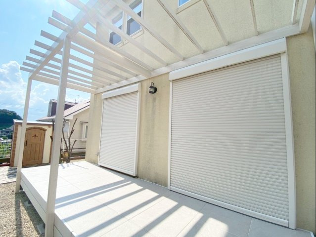 糟屋郡篠栗町中央５丁目 中古戸建の設備|リビングと繋がる心地よいウッドデッキスペース！晴れの日には日当たり良好で暖かく、様々な用途で使える空間！