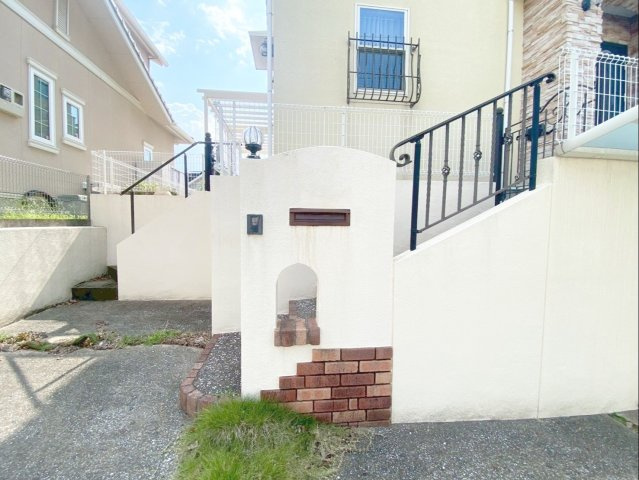 糟屋郡篠栗町中央５丁目 中古戸建の外観|玄関へ繋がるアプローチ階段と、勝手口に直結するアプローチ階段がそれぞれあります！動線が良いですね！