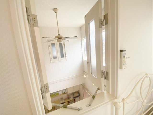 糟屋郡篠栗町中央５丁目 中古戸建の洋室|家族とのコミュニケーションが取りやすい！吹抜けリビングに繋がる窓です！
