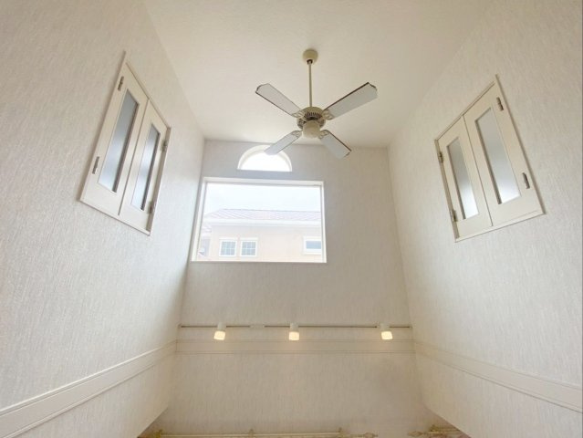 糟屋郡篠栗町中央５丁目 中古戸建の内装|窓付きの吹抜けです！高い位置からの光が入り明るいリビングに！