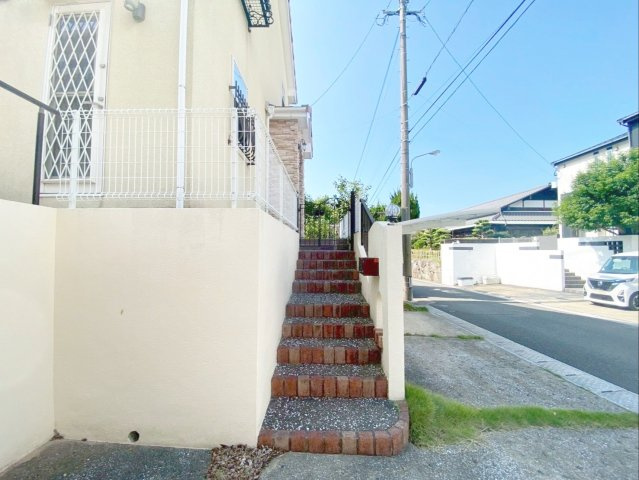 糟屋郡篠栗町中央５丁目 中古戸建の設備|門扉へと続くアプローチ階段です！