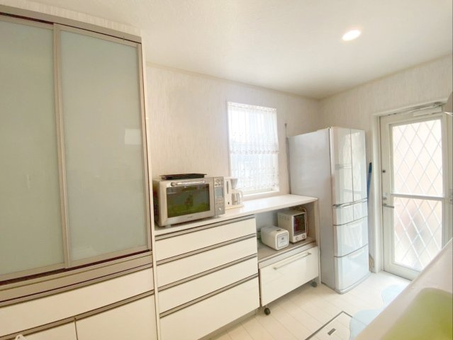 糟屋郡篠栗町中央５丁目 中古戸建のキッチン|キッチンには便利な勝手口付き！換気ができる窓もあります！