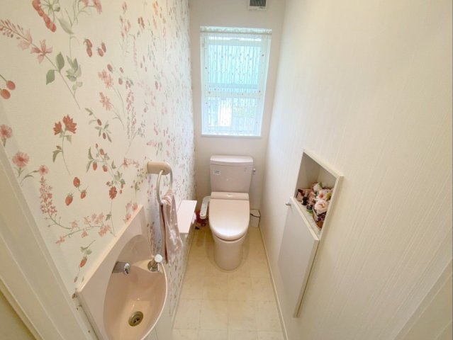 糟屋郡篠栗町中央５丁目 中古戸建のトイレ|2階トイレです！埋め込み収納付きでスッキリとした空間に！