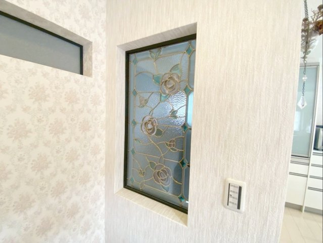 糟屋郡篠栗町中央５丁目 中古戸建の内装|リビングのアクセントになるガラスブロックです！