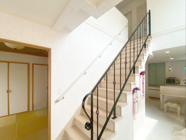 糟屋郡篠栗町中央５丁目 中古戸建の設備|手すり付きです！リビングをスッキリ整理できる階段下収納有り！