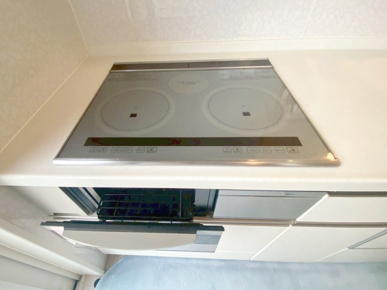 糟屋郡篠栗町中央５丁目 中古戸建のキッチン|火を使わないIHの3口コンロです！グリルも付いています！