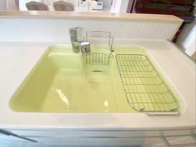糟屋郡篠栗町中央５丁目 中古戸建のキッチン|キッチンのアクセントになるカラーシンクです！