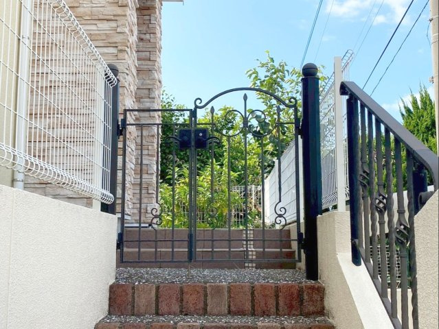 糟屋郡篠栗町中央５丁目 中古戸建の設備|階段を上がるとプライベート感のある門扉があります！