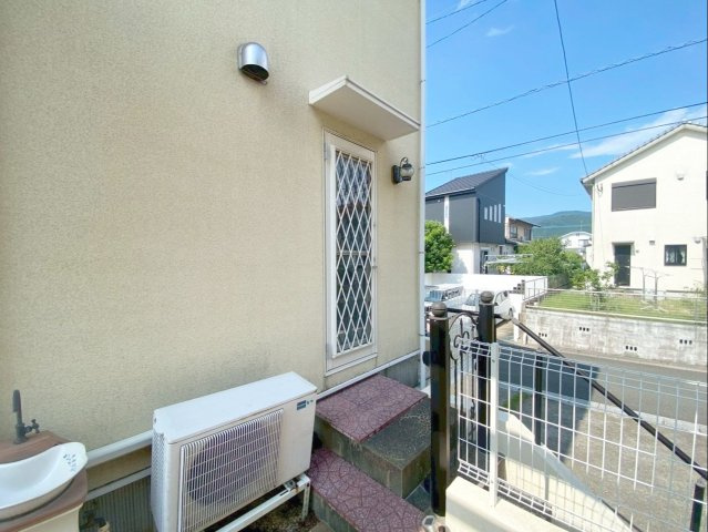 糟屋郡篠栗町中央５丁目 中古戸建の設備|勝手口のあるキッチンで、家事動線も快適です！