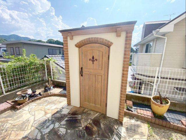 糟屋郡篠栗町中央５丁目 中古戸建の庭|屋外用品を収納しておける、便利な倉庫があります！