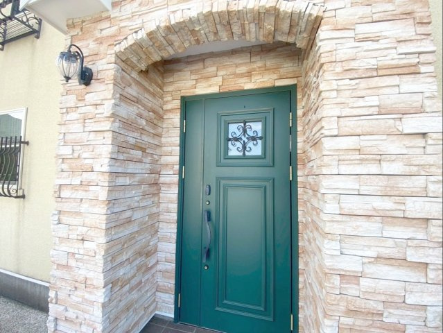 糟屋郡篠栗町中央５丁目 中古戸建の玄関|石調デザインの玄関ポーチ！玄関ドアは防犯性の高いダブルロックキーで、スマートキーにも対応しています！